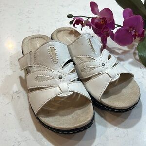 Croft & Barrow White Slide Velcro Thong Sandal Size 7.5